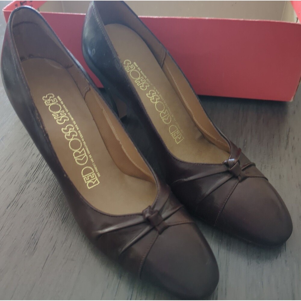 Vintage Red Cross Shoes Womens Brown Leather Pleated Pointed Toe Heels Size 7 AA